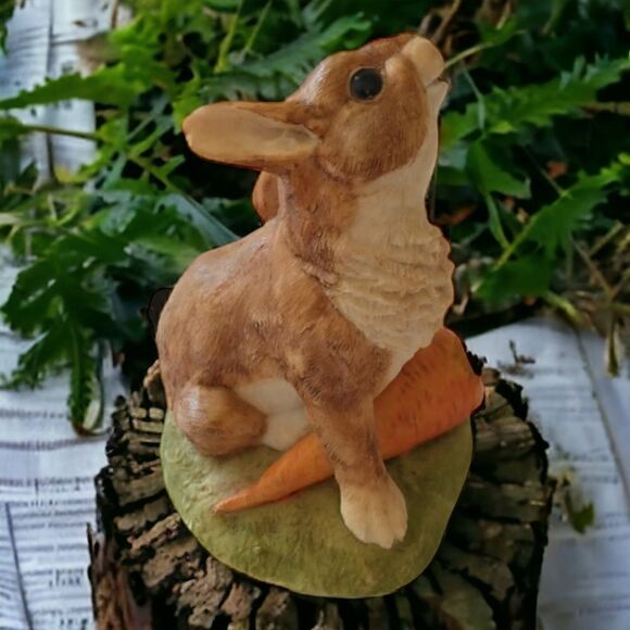 Bunny Rabbit Figure VCH England Vintage Scratching Ear Handpainted Resin Carrot. - Picture 1 of 16